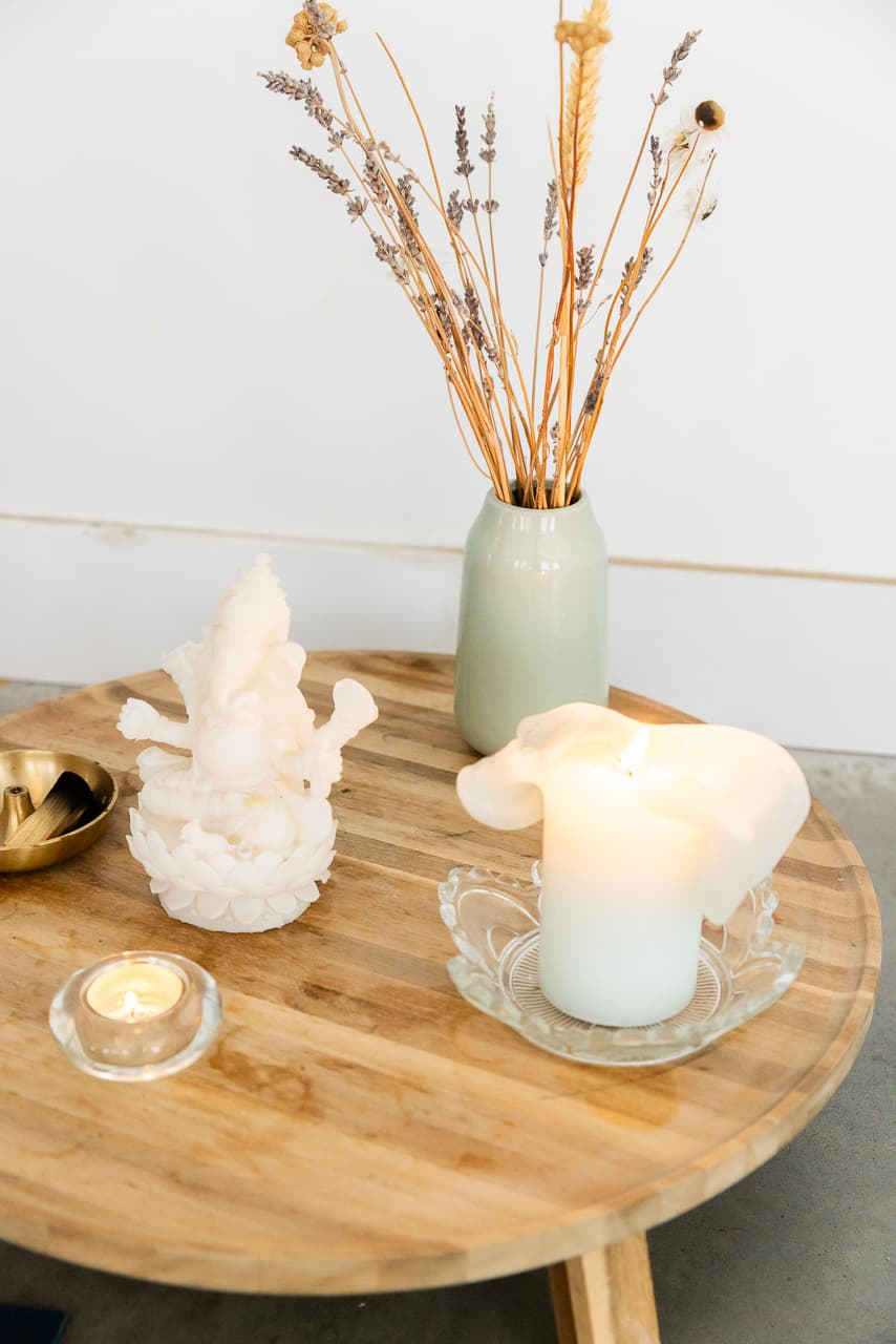 Altaartje met beeld, kaars en bloemen