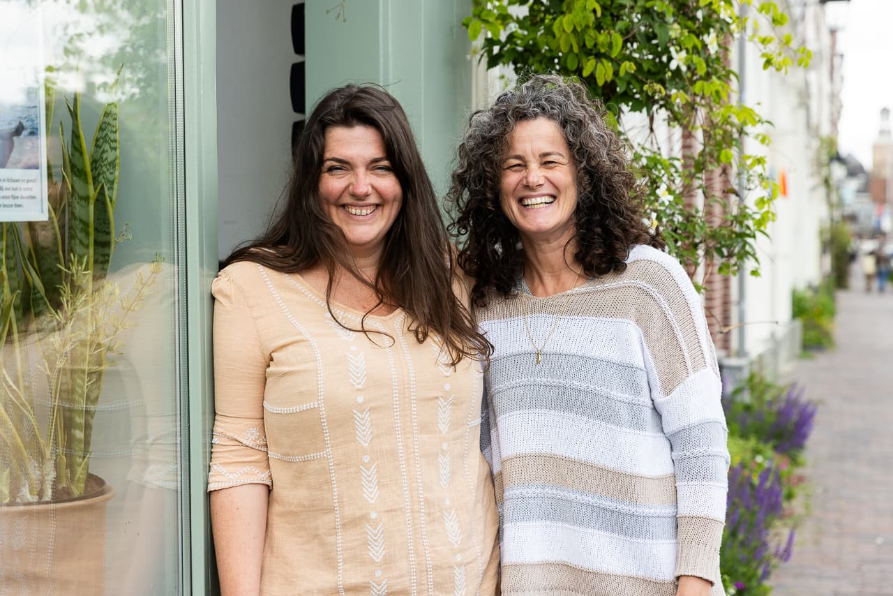 Foto van twee yogadocenten Jitske van der Velde en Gilleske Kreijns